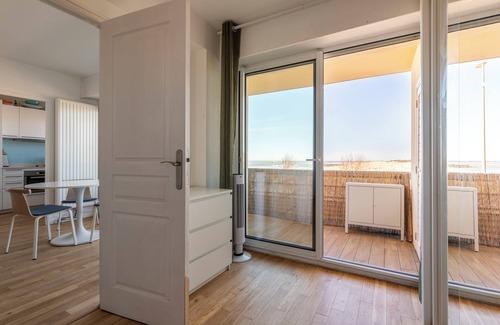 Behobie Apartment | Premium oceanfront apartment. Ideal for couples or small families.