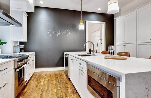 Hillsboro West End House | Premium Property 13 Beds Karaoke Pool Table