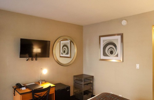 Mid-Market Hotel | Premium Queen Room in Motel Located in SOMA, Free Parking,15 Min Walk to Moscone