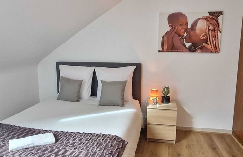 Hettange-Grande Villa | Premium room 8 Himba