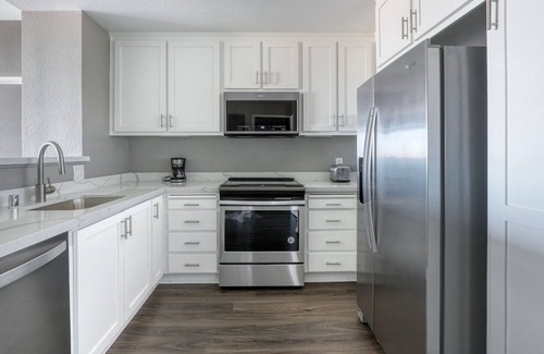 San Jose Apartment | Premium Santana Row 2BR Townhouse w/Pool, nr highways, by Blueground
