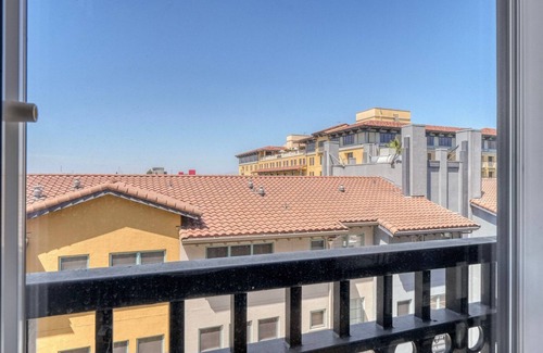 San Jose Apartment | Premium Santana Row 2BR Townhouse w/Pool, nr highways, by Blueground