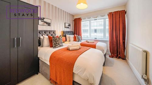 Basingstoke House | PREMIUM SERVICED APARTMENT IN BASINGSTOKE TOWN CENTRE WITH FREE PARKING, FREE WiFi AND NETFLIX, PERFECT FOR BUSINESS STAYS, FAMILIES, RELOCATIONS, EXTENDED STAYS, AND EMERGENCY ACCOMMODATION by REDWOOD STAYS