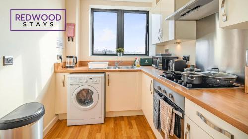 Basingstoke House | PREMIUM SERVICED APARTMENT IN BASINGSTOKE TOWN CENTRE WITH FREE PARKING, FREE WiFi AND NETFLIX, PERFECT FOR BUSINESS STAYS, FAMILIES, RELOCATIONS, EXTENDED STAYS, AND EMERGENCY ACCOMMODATION by REDWOOD STAYS
