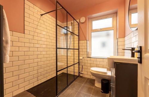 Grangetown House | Premium Townhouse - 7 bedrooms - up to 18 Guests