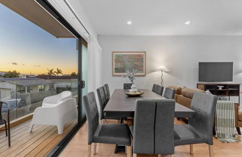 Mangere House | Premium Townhouse w Sunset Views close to Airport