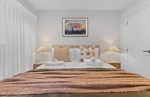 Mangere House | Premium Townhouse w Sunset Views close to Airport