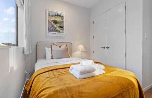 Mangere House | Premium Townhouse w Sunset Views close to Airport