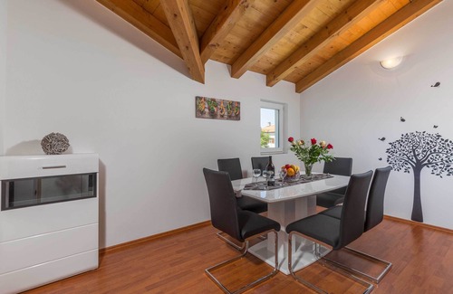 Fiorini Apartment | Premium Two-Bedroom Apartment/BEACH 5 minutes/GARDEN