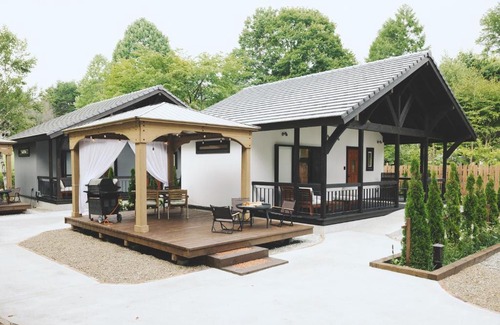 Hokuto Villa | Premium villa glamping log cabin with stars and bonfire
