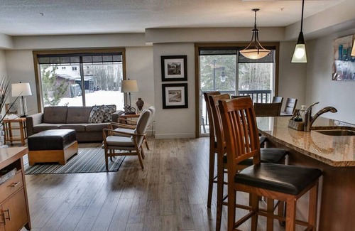 Copperstone Resort Apartment | PremiumStayz 2214 Canmore Modern Suite