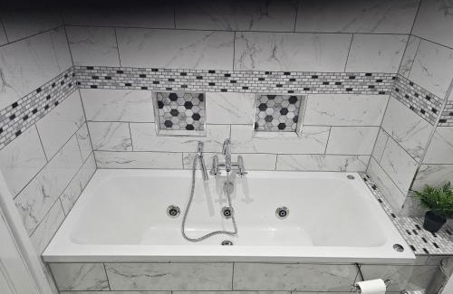 Birkenhead House | Prenton House, 3BR Close to Liverpool