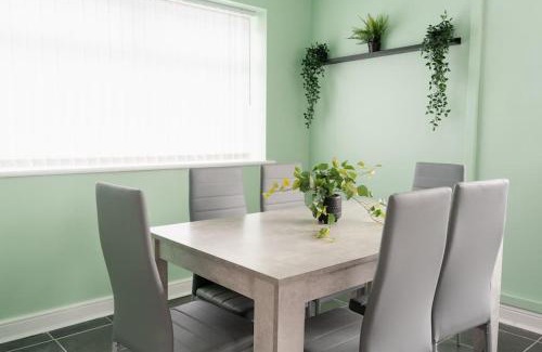 Birkenhead House | Prenton House, 3BR Close to Liverpool