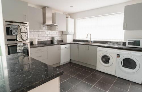 Birkenhead House | Prenton House, 3BR Close to Liverpool
