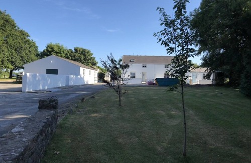 Tenby Cottage | Preseli Cottage, Wynd Hill Hideaway - walk to coast path, beach and pub!
