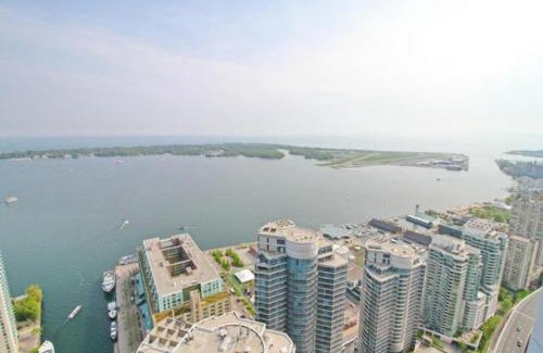 Toronto Entertainment District Apartment | Presidential 2+1BR Condo, Entertainment District (Downtown) w/CN Tower View, Balcony, Pool & Hot Tub