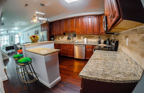 Washington House | Presidential Style Retreat up to 22 guests! Pet Friendly and Free Parking!