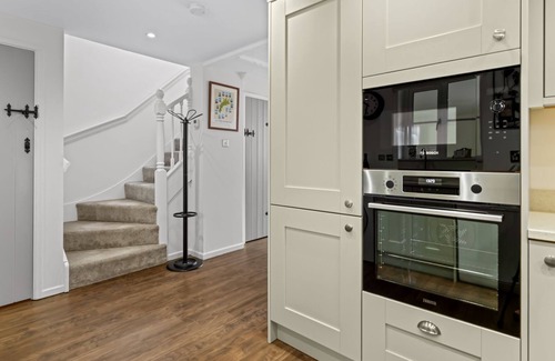 Cheltenham Cottage | Prestbury Stables, Cheltenham - sleeps 4 guests in 3 bedrooms