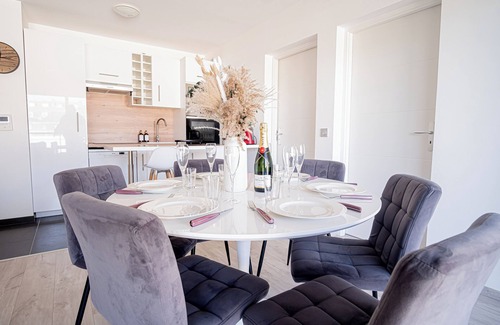 Hincmar Apartment | Prestige Apartment & Cathedral View