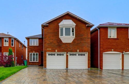 East Credit House | Prestige Manor, 6BR with Sunroom and 3400 Sqft by Instant Suites