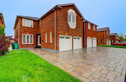 East Credit House | Prestige Manor, 6BR with Sunroom and 3400 Sqft by Instant Suites