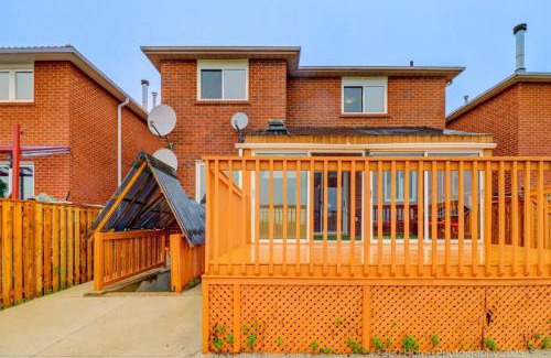 East Credit House | Prestige Manor, 6BR with Sunroom and 3400 Sqft by Instant Suites