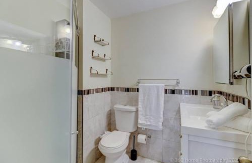 East Credit House | Prestige Manor, 6BR with Sunroom and 3400 Sqft by Instant Suites
