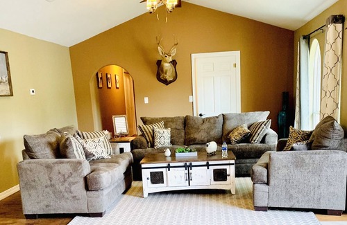 Howard House | Prestige Mountain View with a relaxing Waterfront at Arkansas River