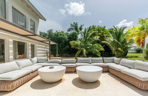 Las Palmas Villa | Prestige Villa Near Marina & Beach – Private Chef, Butler & Concierge Included