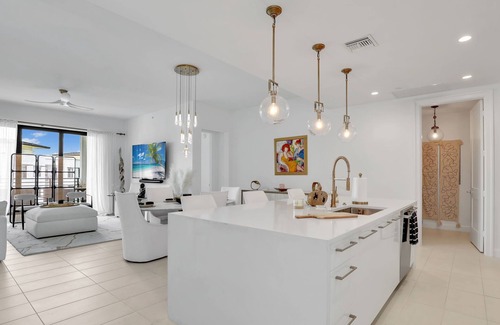 Redevelopment Area Condo | Prestigious 1,700 sq ft, 2-bedroom condo in beautiful Downtown Naples