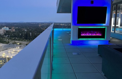 Surrey Apartment | Prestigious 2BR Penthouse: Iconic City Views