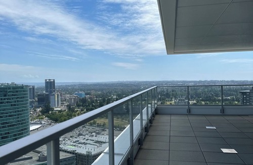 Surrey Apartment | Prestigious 2BR Penthouse: Iconic City Views