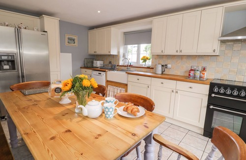 Llangelynin Cottage | PRESWYLFA, pet friendly, with hot tub in Tyn-Y-Groes