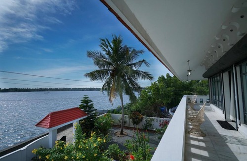Kochi House | Pretentious 2BHK Island House Near Marine Drive