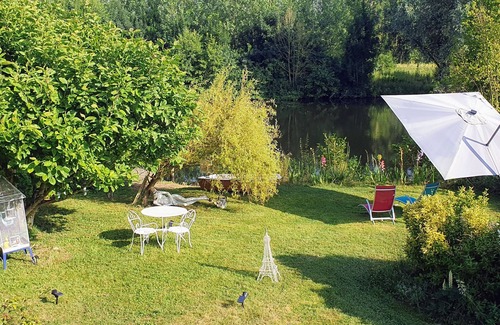 Cloyes-les-Trois-Rivieres Ski Chalet | Pretty cottage on the Loir riverfront nestled in a green setting, not overlooked