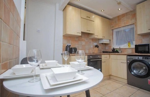 Gillingham House | Prettide Suite- 1 free parking