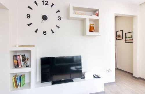 Rasimpasa Apartment | Pretty Corner Flat with Abundant Light in Kadikoy