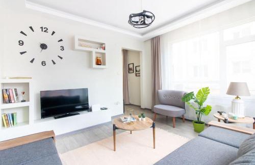 Rasimpasa Apartment | Pretty Corner Flat with Abundant Light in Kadikoy