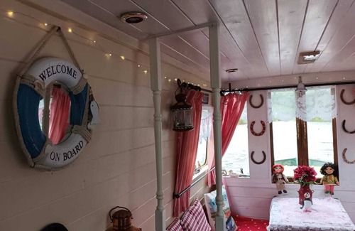 Rhayader House | Pretty & cosy boat in stunning valley view, Wales