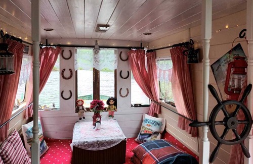 Rhayader House | Pretty & cosy boat in stunning valley view, Wales