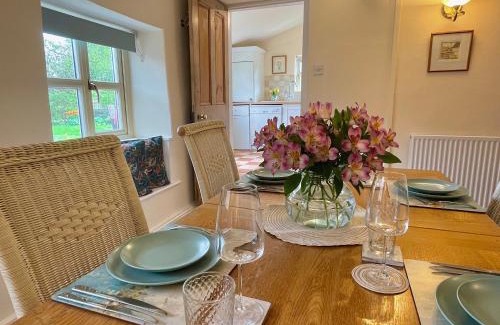 Quenington House | Pretty Cotswold Cottage with garden near Bibury