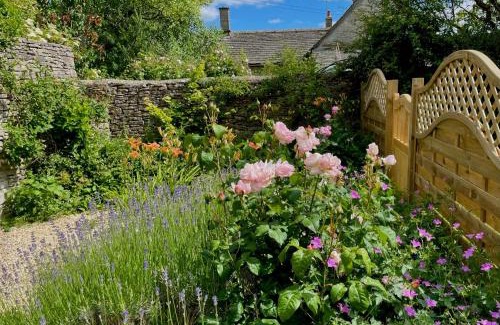 Quenington House | Pretty Cotswold Cottage with garden near Bibury