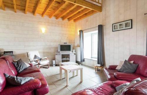 Gimnee House | Pretty Cottage in Gimnee with Garden