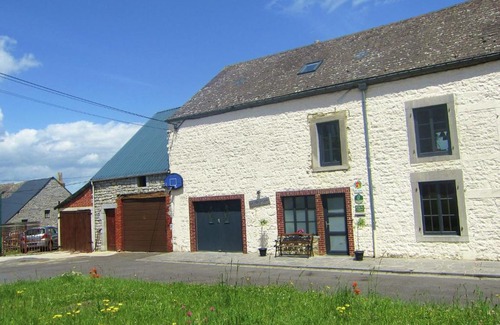 Gimnee House | Pretty Cottage in Gimnee with Garden