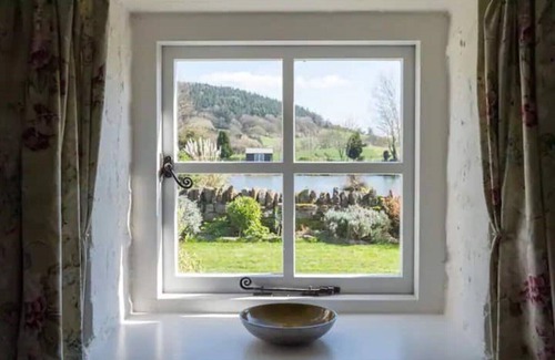 Hereford Cottage | Pretty cottage in idyllic lakeside Wyeside settingn