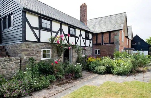 Hereford Cottage | Pretty cottage in idyllic lakeside Wyeside settingn