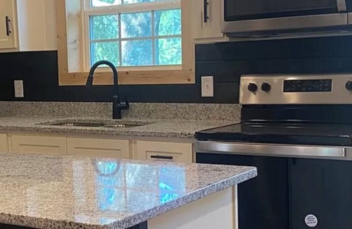 Frogue House | Pretty Cottage Next to Dale Hollow Lake State Park, 1 Mile to Marina and Golf