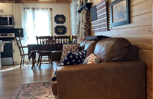 Frogue House | Pretty Cottage Next to Dale Hollow Lake State Park, 1 Mile to Marina and Golf