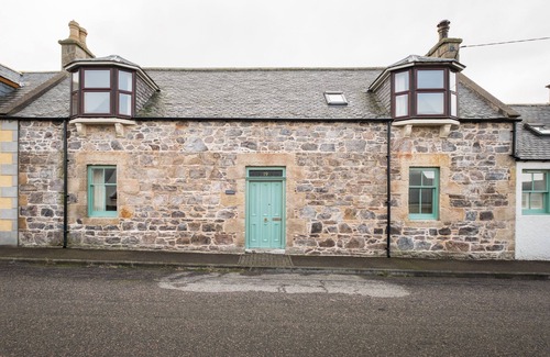 Buckie Cottage | Pretty cottage on Moray coast: walks & whisky