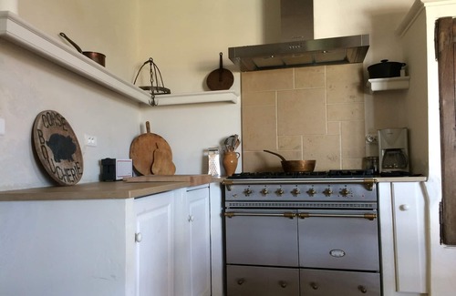 Castellet House | Pretty country house at the foot of the Luberon in Castellet.
